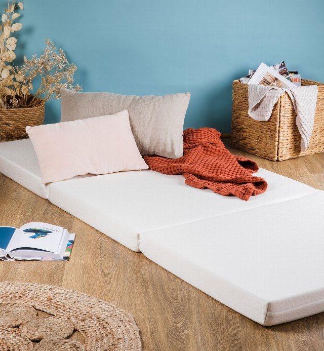 Folding mattress and its waterproof fitted sheet