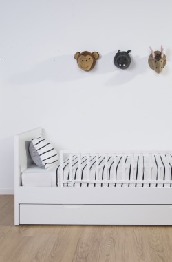 Anti-fall barrier for child bed