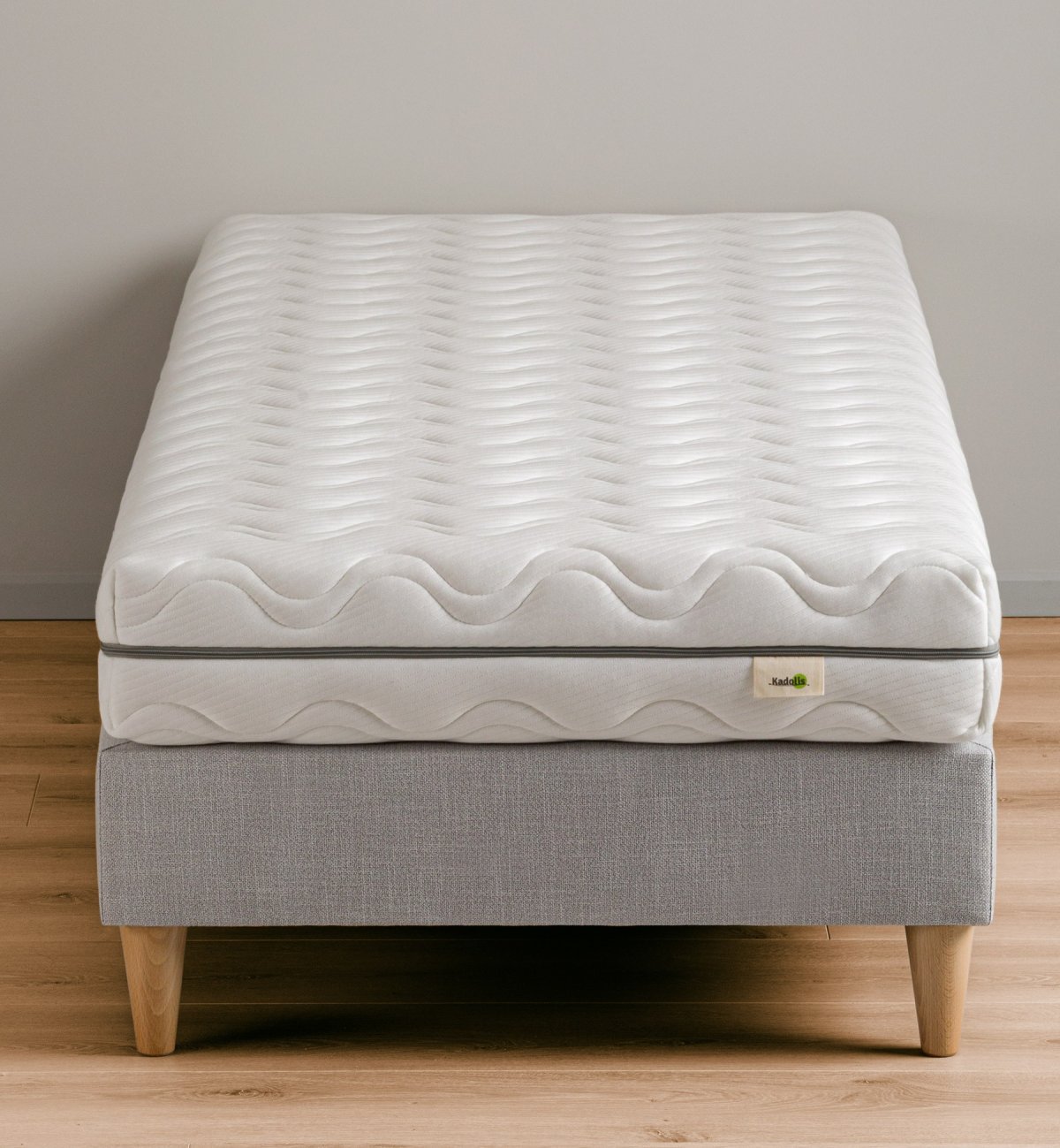 Scandinavian style box spring with wood base and 3D fabric Kadolis