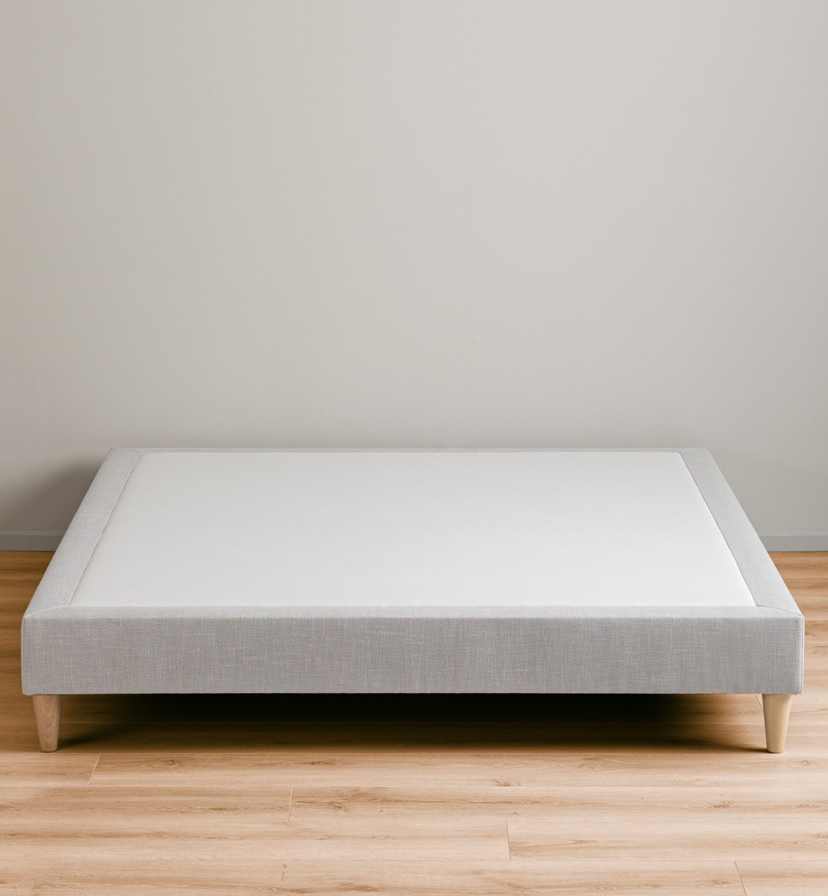 Scandinavische stijl boxspring met houten onderstel en 3D stof Kadolis