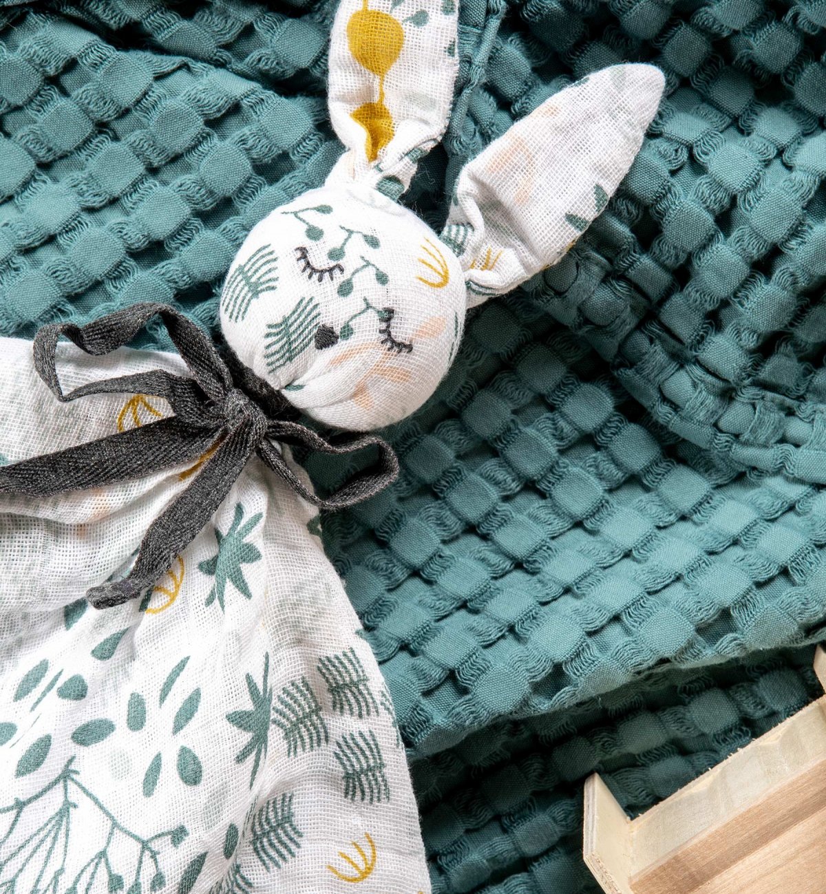 Doudou bébé personnalisé : oreille eucalyptus en coton biologique