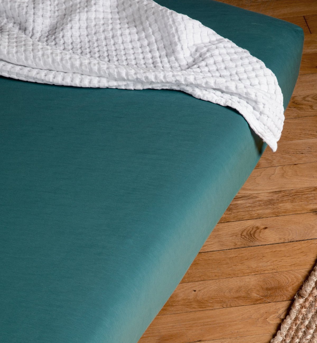 Folding mattress and its waterproof fitted sheet