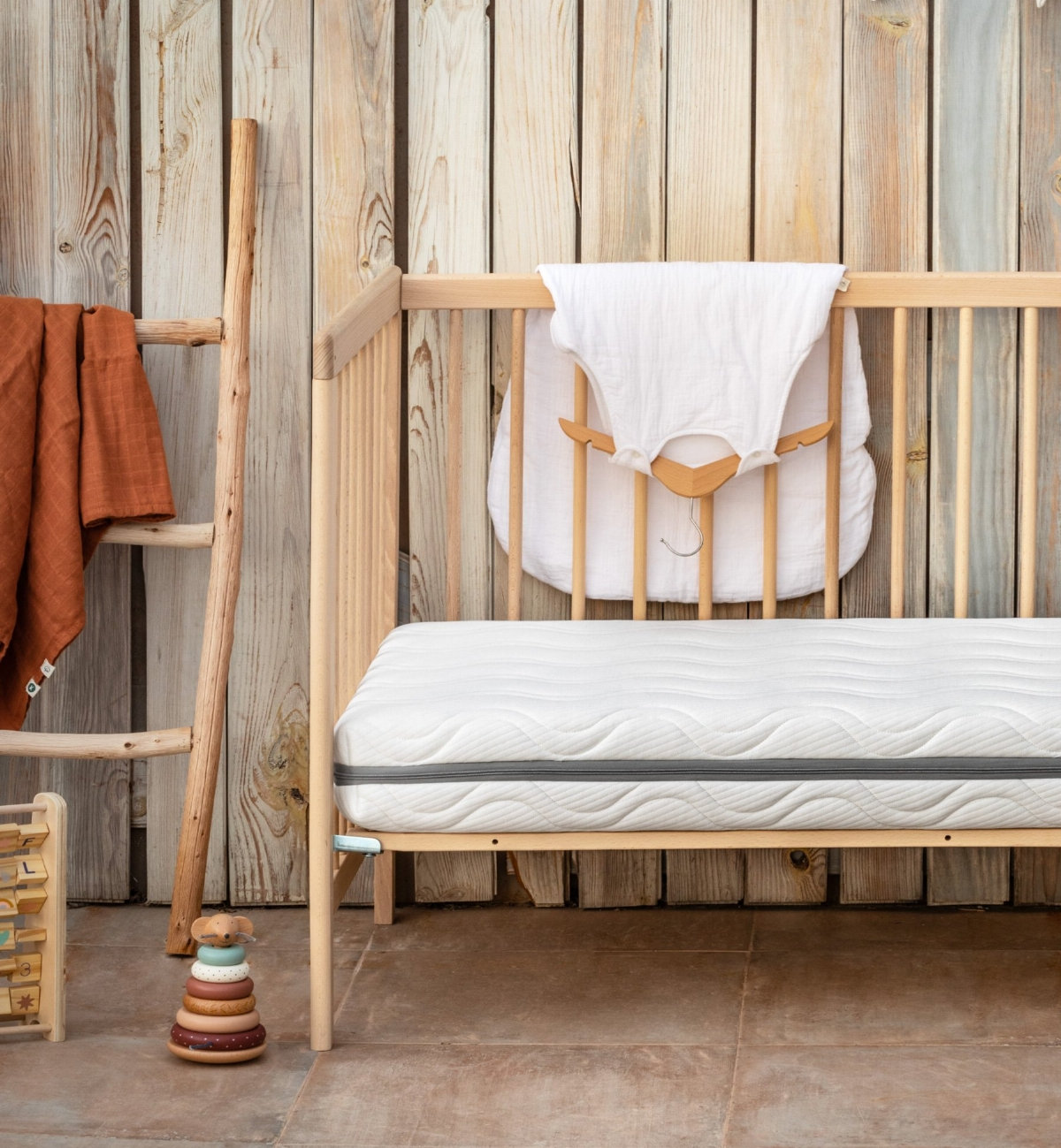 Tipi cama de madera 70x140 cm blanco + colchón de látex de coco Kadolis