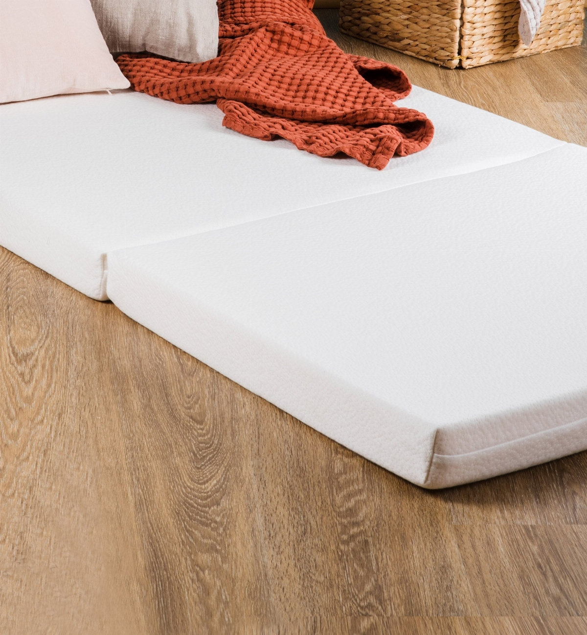 Folding mattress and its waterproof fitted sheet