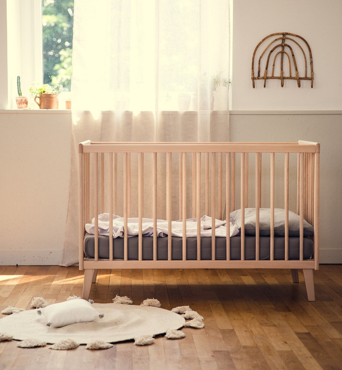 Babybett aus Massivholz, hergestellt in Spanien
