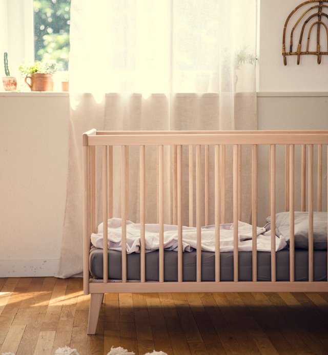 Cama de grades de madeira maciça de 60x120cm fabricada em Espanha - certificada PEFC