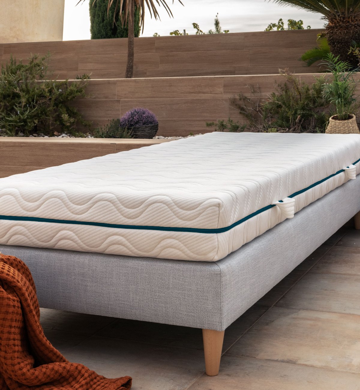 Natural children's mattress in coconut fibre and natural latex