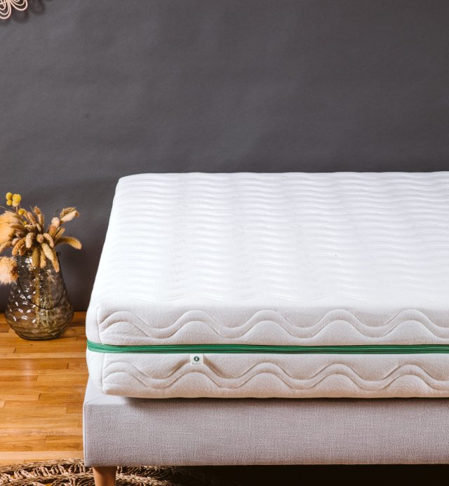 Aloe R adult mattress in recycled polyester fabric, available in 4 2-person sizes and made-to-measure