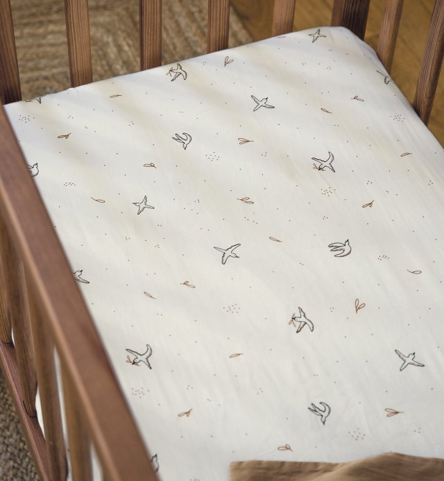 Spannbettlaken für die Wiege mit Vogelmotiv l'envolée aus 100% GOTS-zertifizierter Bio-Baumwolle 50x83cm