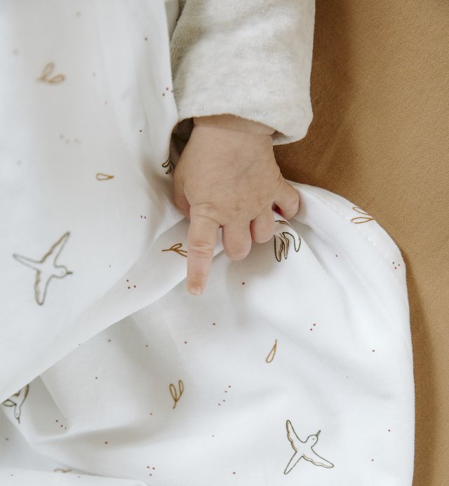 Drap housse berceau motifs oiseaux l'envolée en 100% Coton Bio certifié GOTS 50x83cm