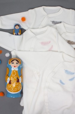 Pijama de bebé en algodón orgánico con estampados de plumas de colores bordados