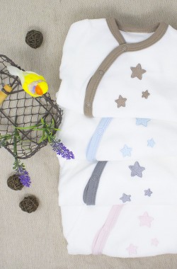 Pyjama bébé en coton bio coloris blanc avec motifs étoiles - Kadolis