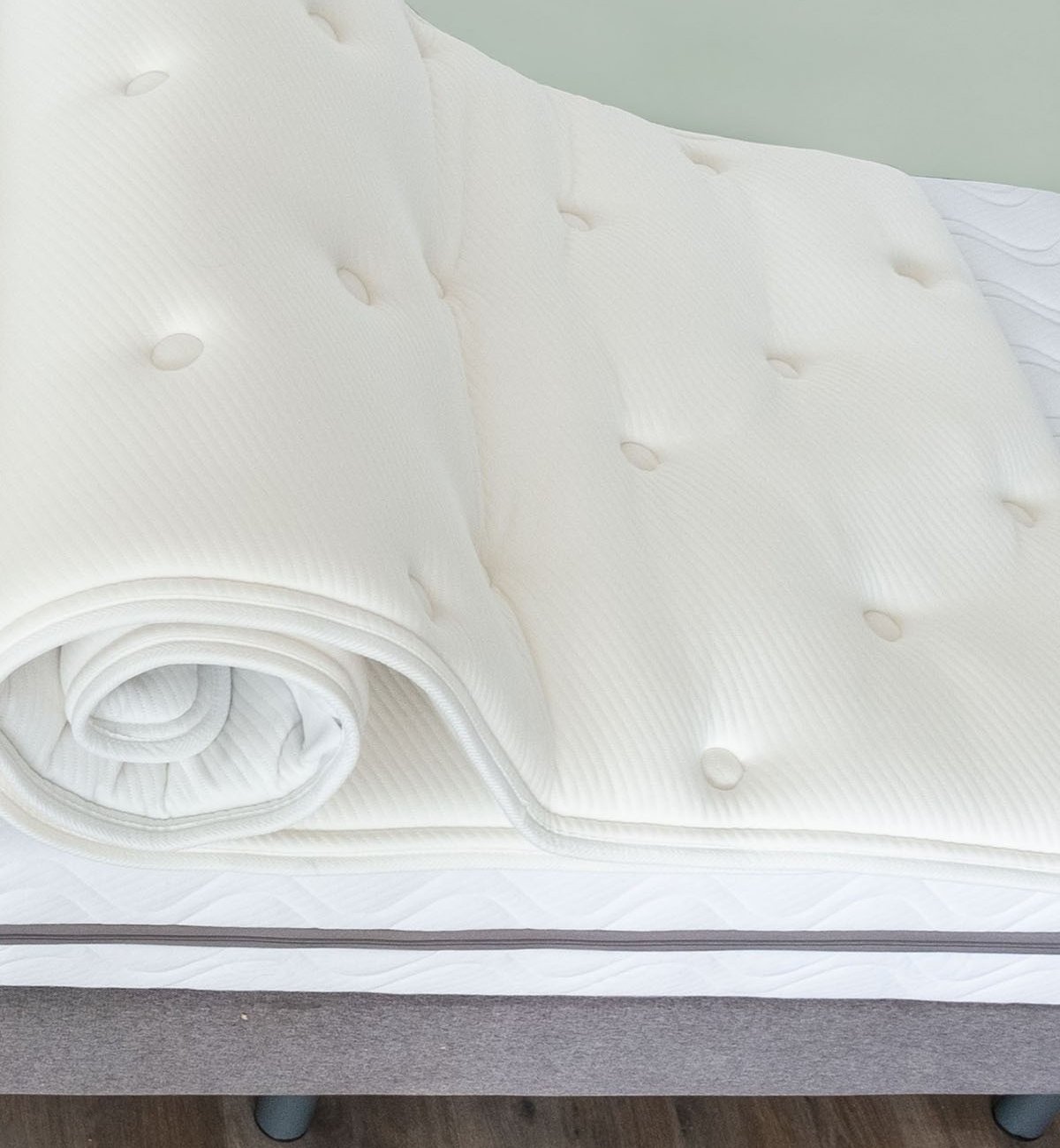 Natura" two-person latex mattress topper