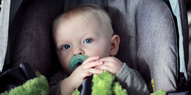 Veiligheid van de baby in de auto Kadolis