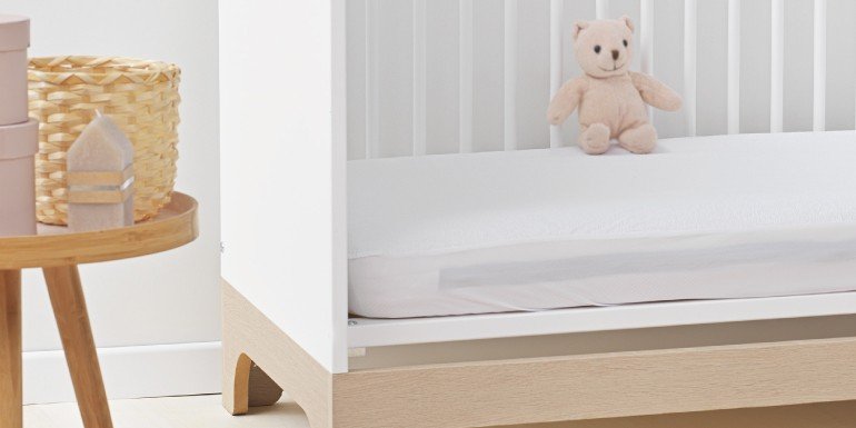 Protéger le matelas de bébé avec une alèse Kadolis