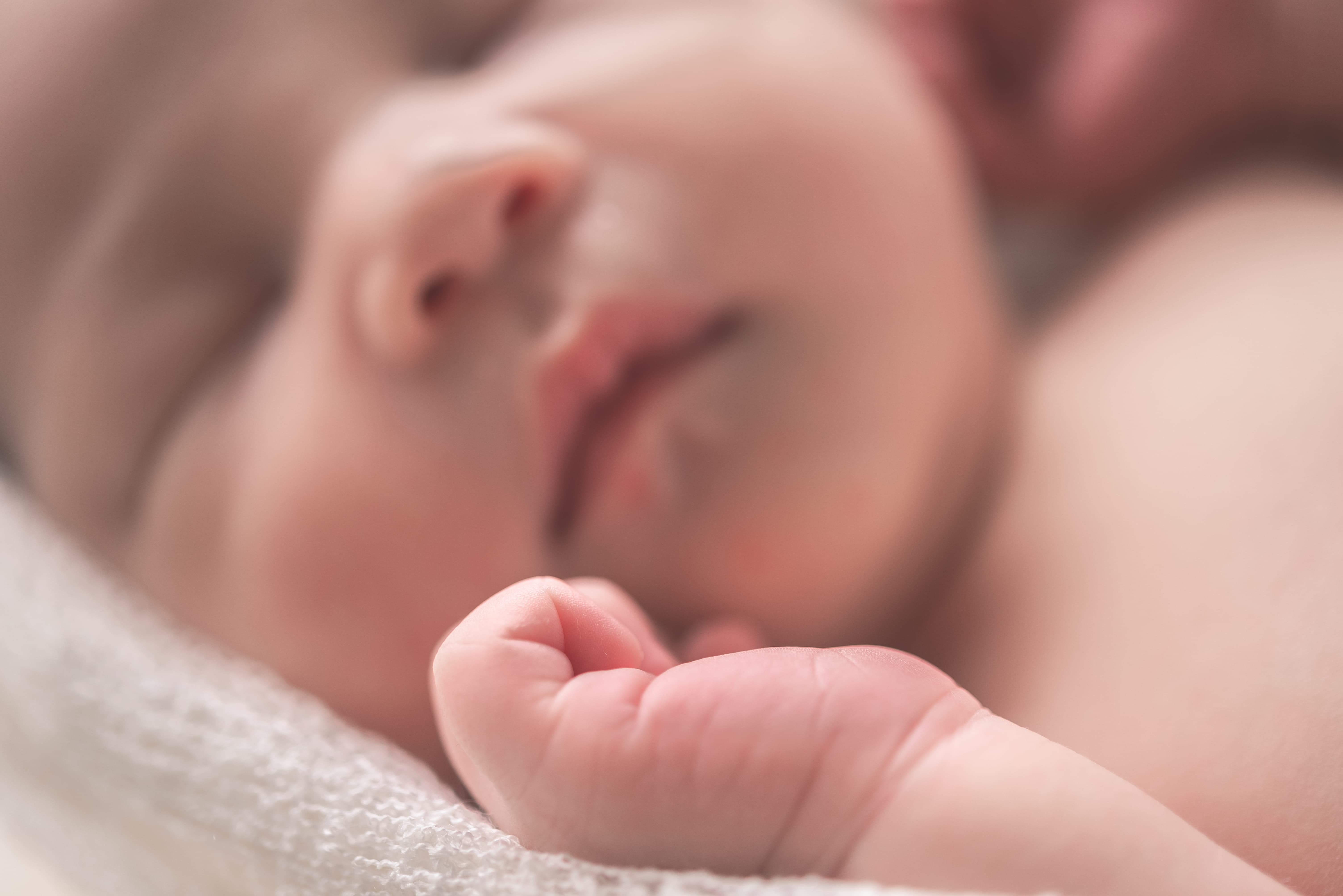 Spasmes du sommeil du nourrisson : causes possibles et solutions Kadolis
