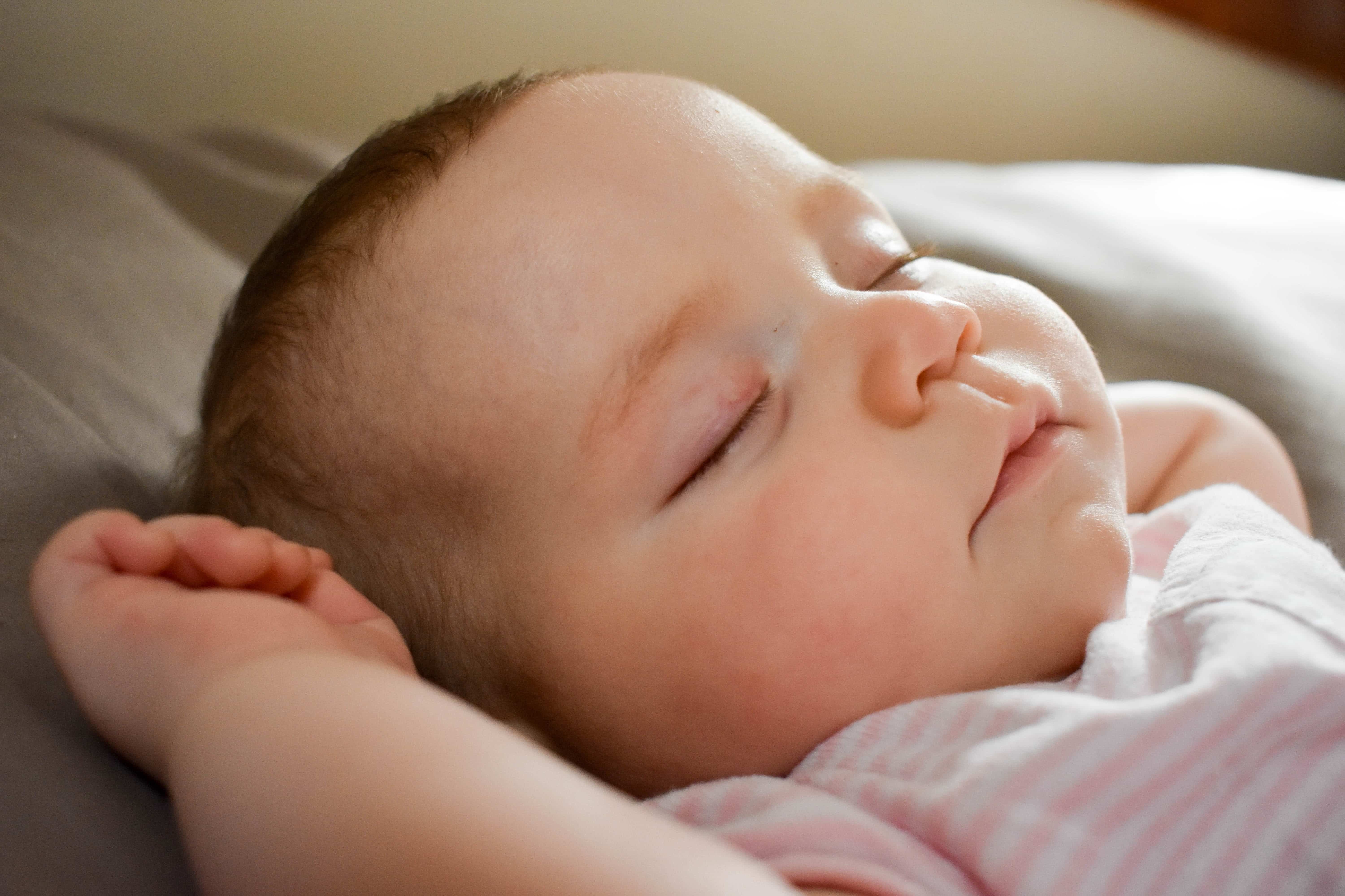 Wann schlafen Babys nachts durch? Kadolis