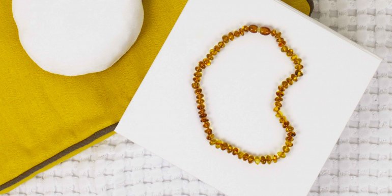 Een amberkleurige ketting voor haar baby Kadolis Een amberkleurige ketting voor haar baby Kadolis