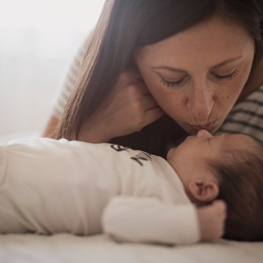 Gids voor slapen met een kinderbedje naast het bed Kadolis