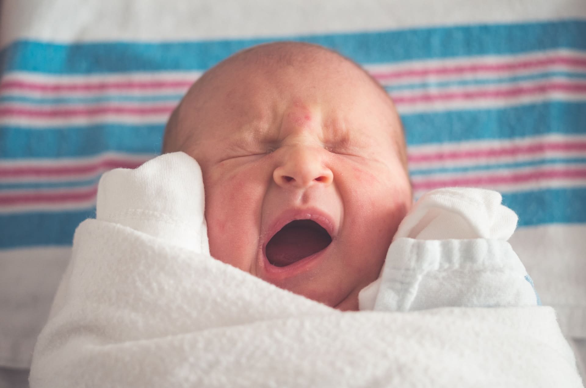 Wie geht man mit Schlafanfällen bei Babys um?