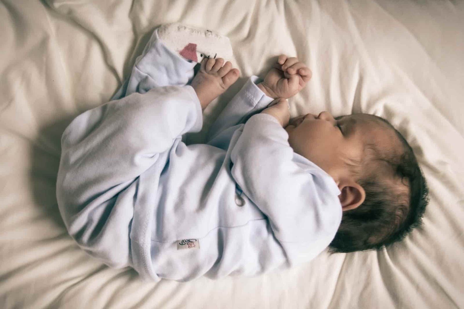 Hilft das weiße Rauschen eines Haartrockners einem Baby beim Einschlafen?