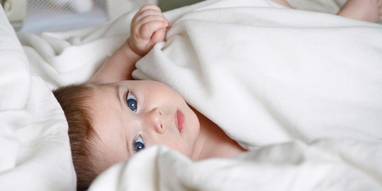 Wie kann ich einem Baby beim Schlafen helfen, wenn es erkältet ist? Kadolis