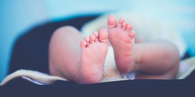 Die Pantley-Methode verbessert den Schlaf des Babys Kadolis
