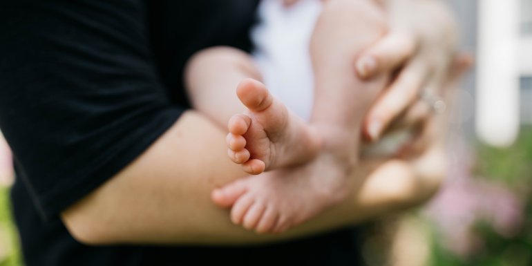 Helfen Sie dem Baby beim Einschlafen bei starker Hitze. Kadolis