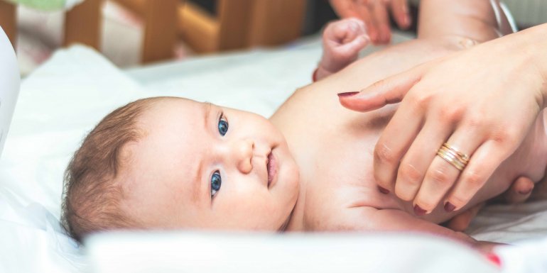 Baby mit zerbrechlicher Haut, achten Sie auf Kleidung und Wäsche. Kadolis