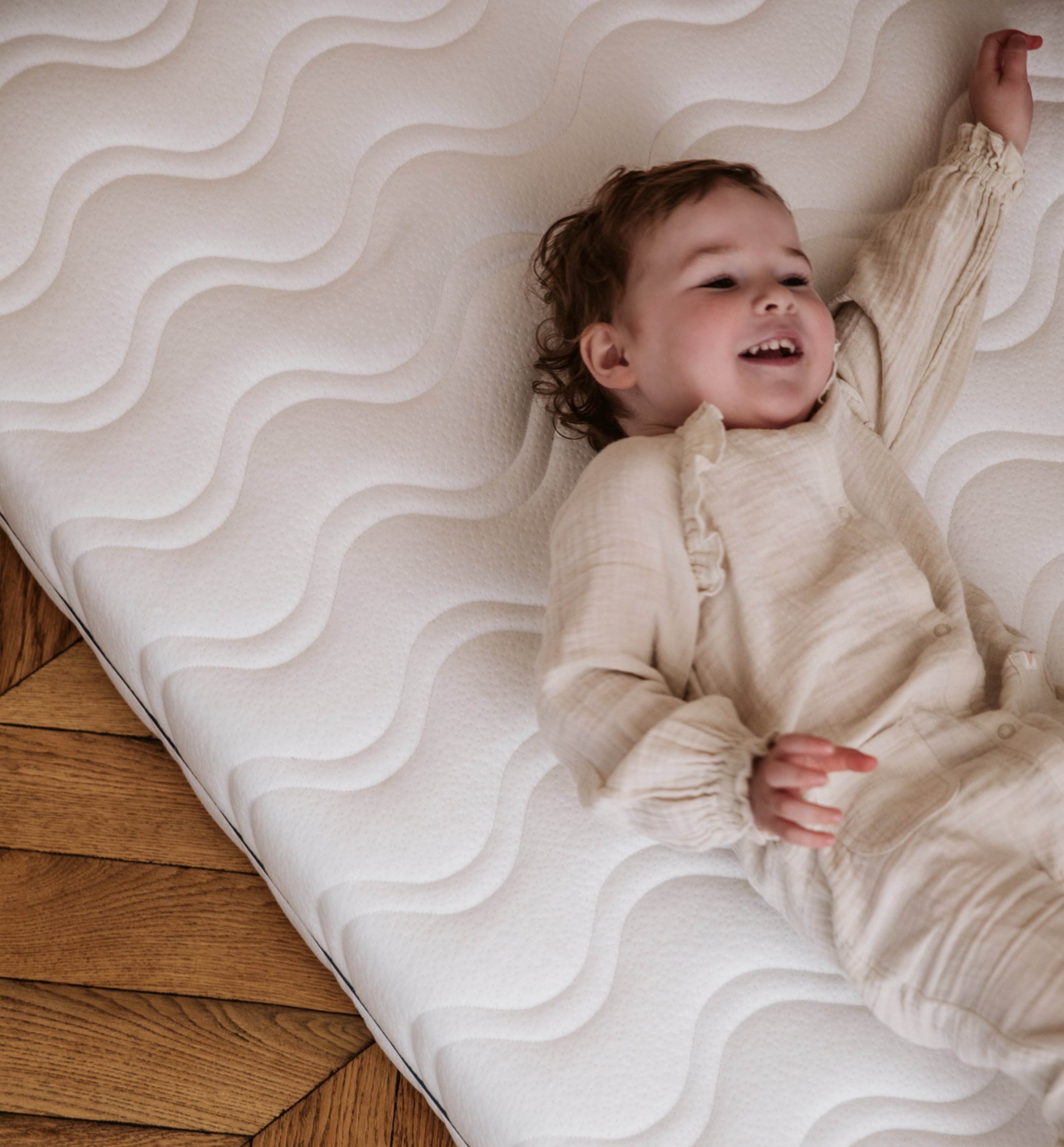 Kinder in einem Bett unter einer Bettdecke