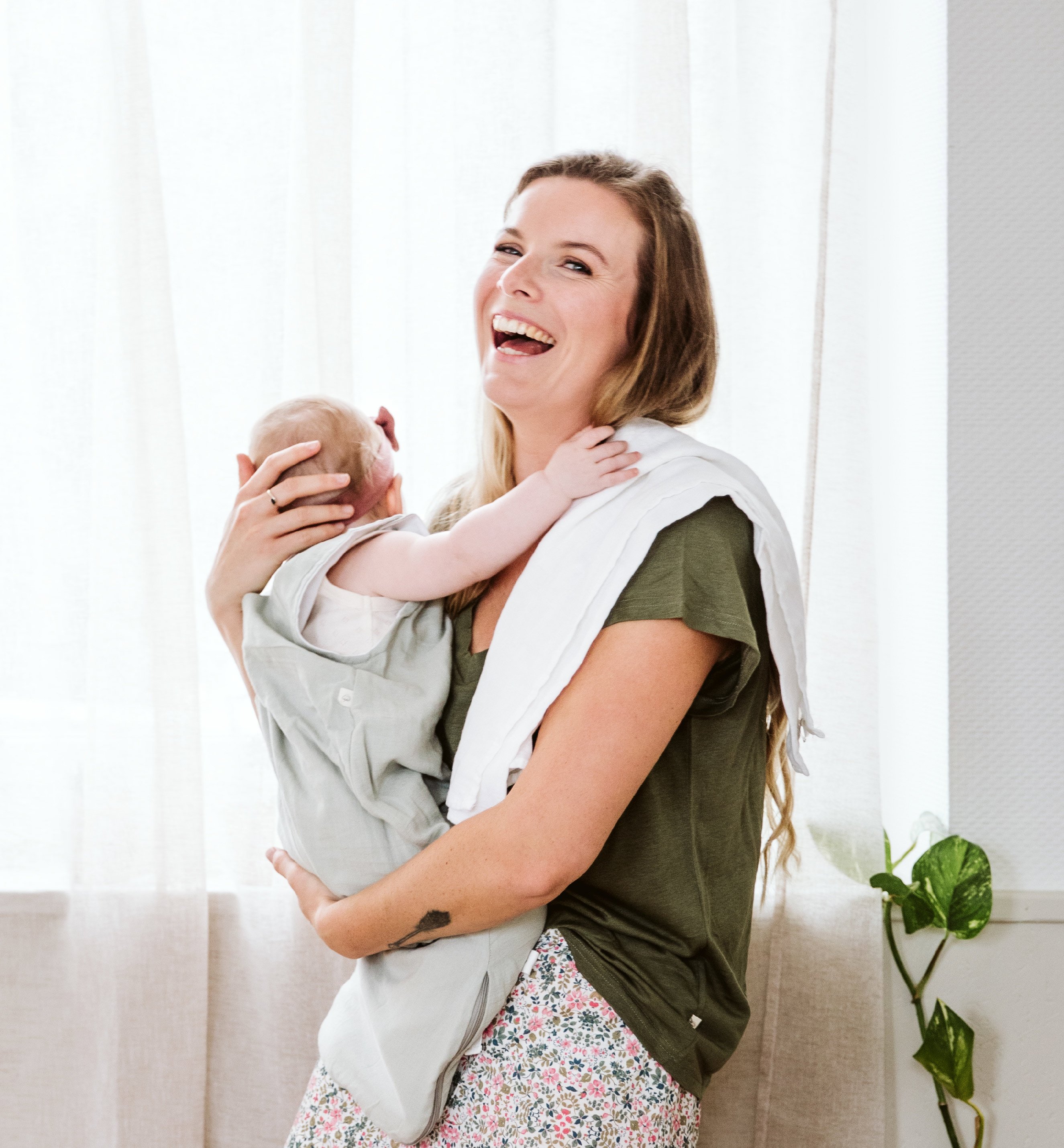 Eine Mutter mit ihrem Baby im Arm